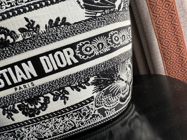 Dior专柜新款迪奥顶级原单圣诞菜篮子渐变刺绣手提女包 djfk1062
